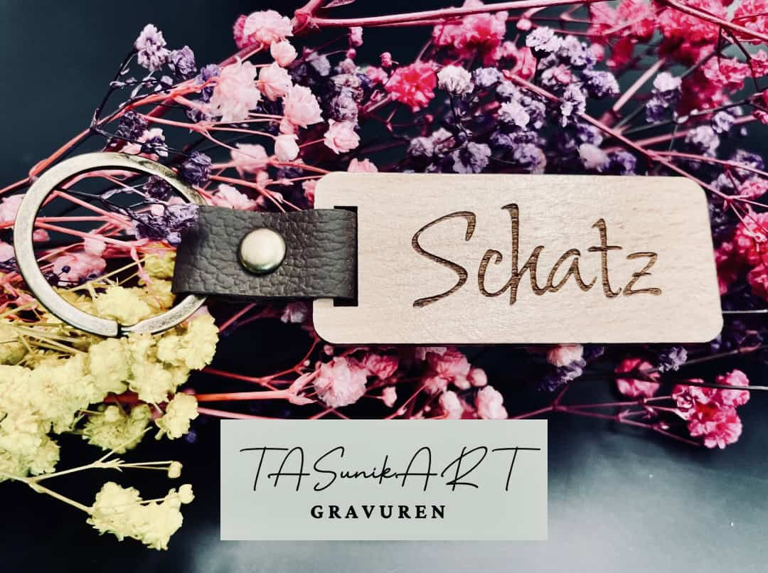 Schlüsselanhänger aus Holz&Leder mit individueller Gravur