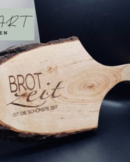 Rustikales Schneidebrett mit natur Rinde und persönlicher Gravur