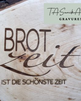 Rustikales Schneidebrett mit natur Rinde und persönlicher Gravur